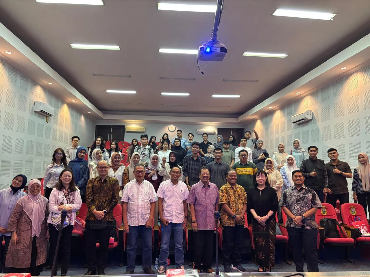 Kebersamaan Lintas Benua: Prof. Yukiko Kuramoto (tengah, mengenakan pakaian hitam) Dekan Graduate School of Social Design Studies, Rikkyo University, Jepang, berfoto bersama jajaran pimpinan FISIP Unhas, dosen Departemen Ilmu Administrasi, dan para mahasiswa usai menyampaikan kuliah tamu bertajuk “Global Public and Private Partnership and Gender Mainstreaming” di Aula Prof. Syukur Abdullah, FISIP Unhas, pada Selasa (22/10). Kegiatan ini merupakan tindak lanjut dari kerja sama akademik antara Unhas dan Rikkyo University, sekaligus memperkuat pemahaman mahasiswa tentang peran sektor swasta dan pengarusutamaan gender dalam pencapaian SDGs global.
